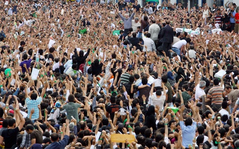 «Θάνατος στον Χαμενεϊ» – «Χρωματιστή επανάσταση σε εξέλιξη στο Ιράν – Μιλάνε τα AK-47 – Αίμα, δάκρυα και ισραηλινή επέμβαση ενόψει….